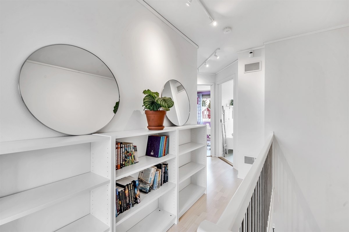 2. etasje består av: Trappegang, bad/wc og 3 soverom. Galleribilde