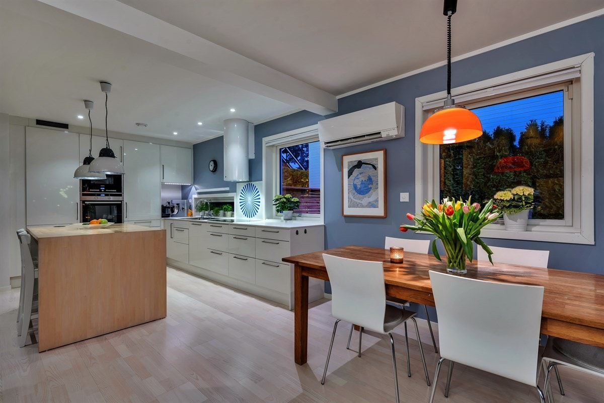 Den åpne stue- kjøkkenløsningen i første etasje blir boligens selvsagte samlingspunkt. Galleribilde