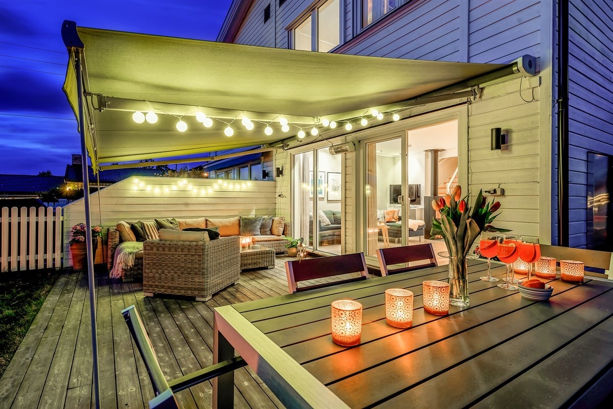 Terrassen er vestvendt og byr på flotte solforhold, samt en skjermet beliggenhet bak levegg og hekk. Galleribilde