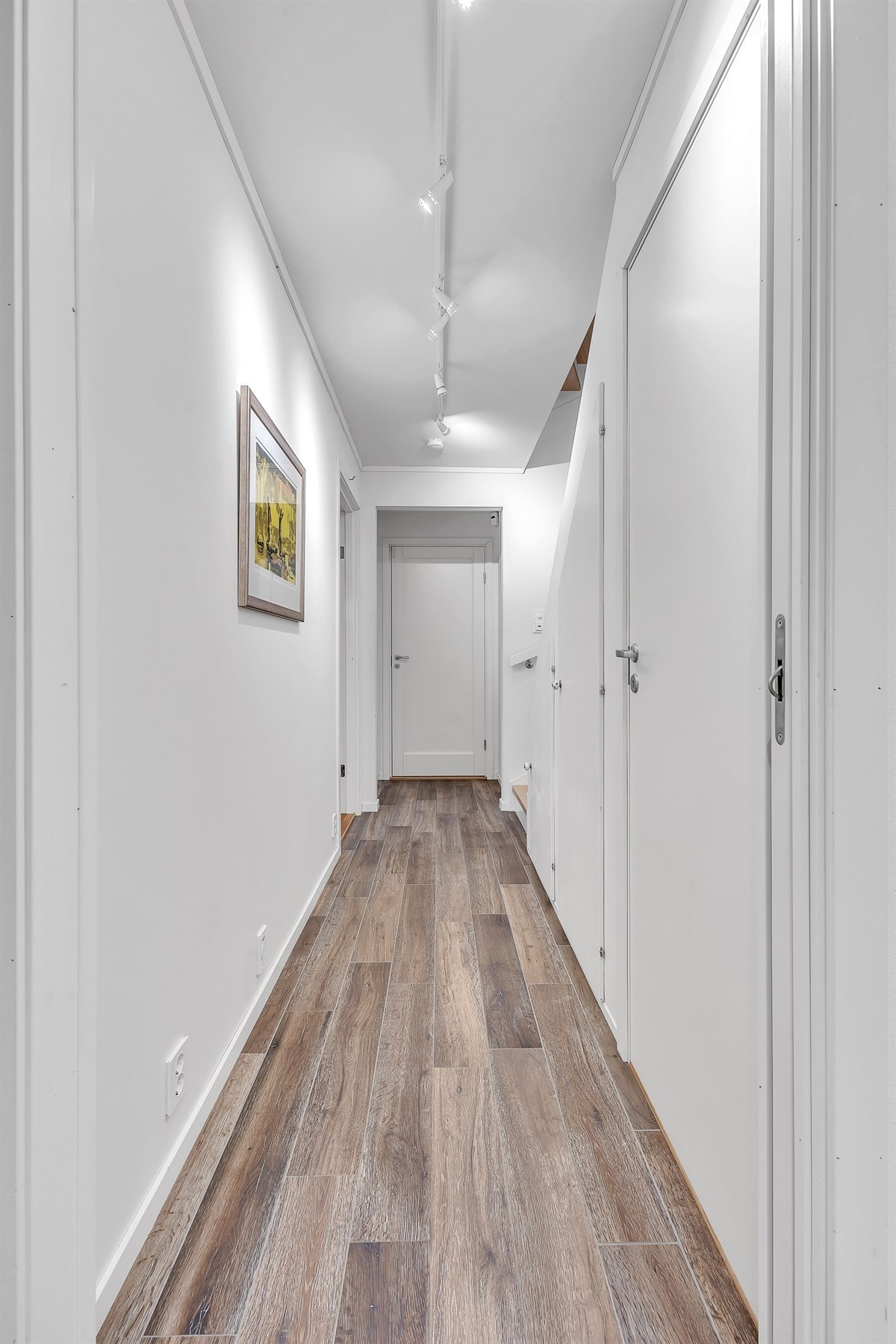 Det er adkomst fra garasjen via kjelleren. Boligen har lagringsplass i innvendig bod og i garasjebod på ca. 4 kvm. Galleribilde