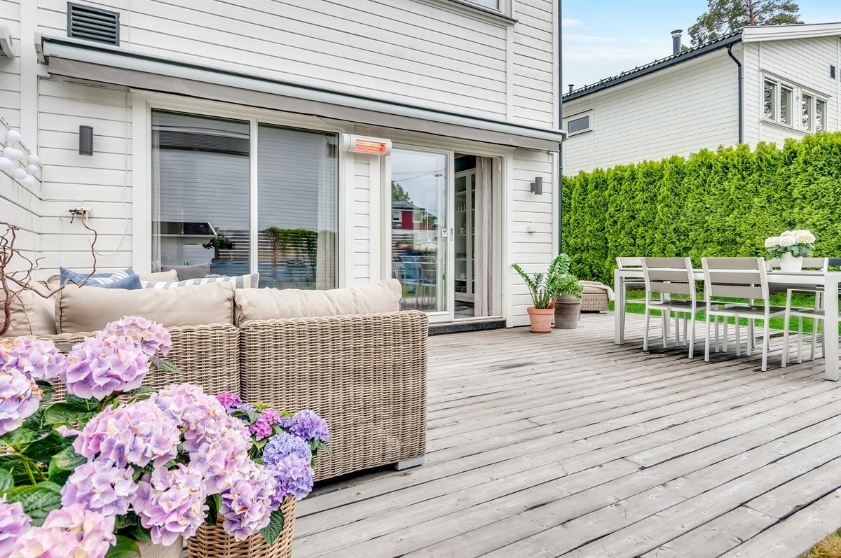 Herlig, usjenert terrasse. Utelys er tilkoblet automatisk solur. Galleribilde