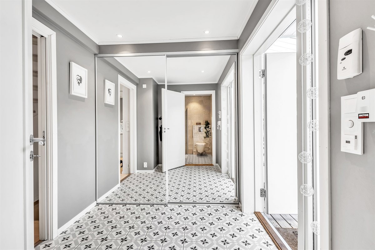 Det er satt inn skyvedørsgarderobe med speilfronter for oppbevaring av sko og yttertøy. Galleribilde