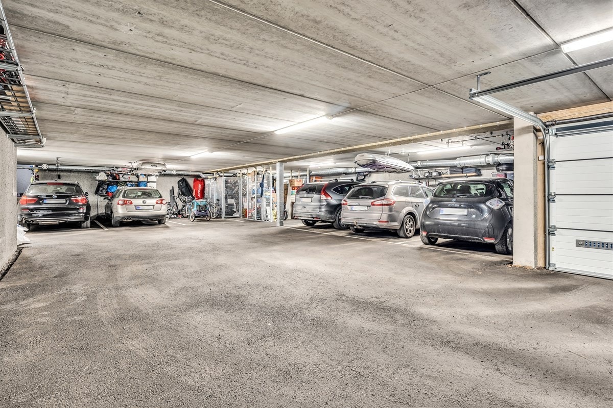 Direkte adkomst fra garasjekjeller via teknisk rom i kjelleren. Galleribilde