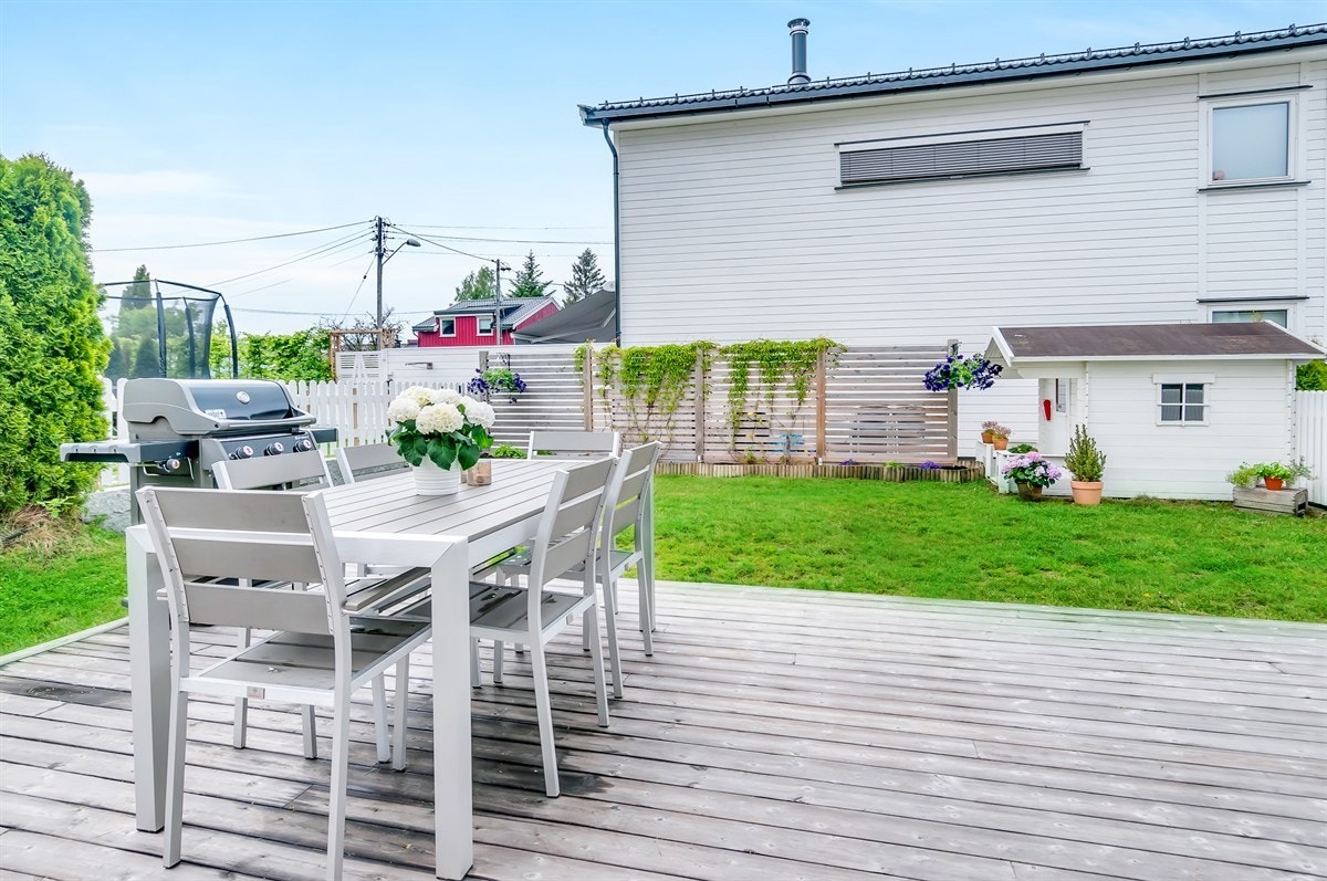 En herlig terrasse med god plass til flere sittegrupper. Galleribilde