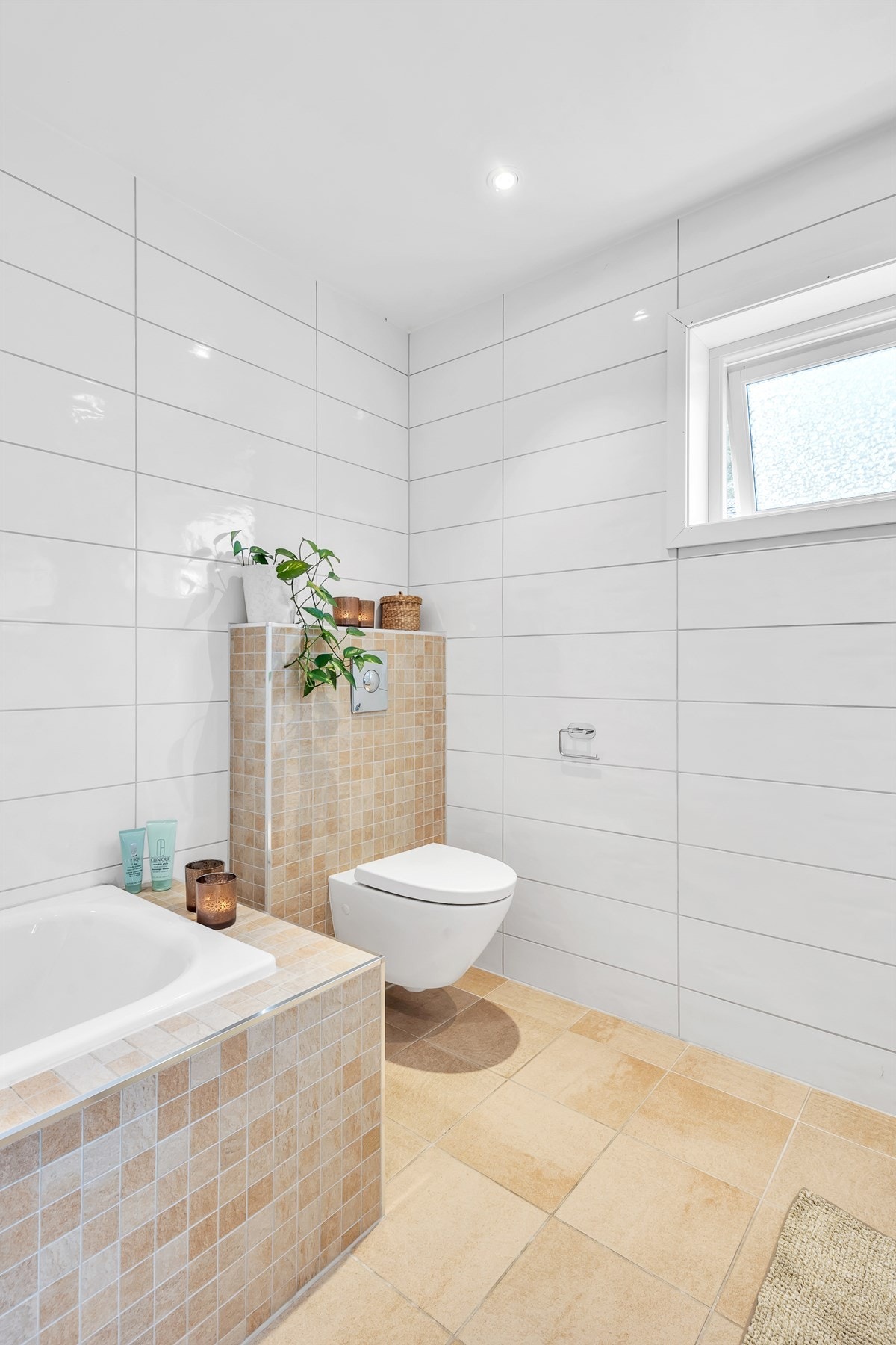 Det er opplegg for vaskemaskin og plass for tørketrommel i skapinnredning med tilknyttet benkeplate. Galleribilde