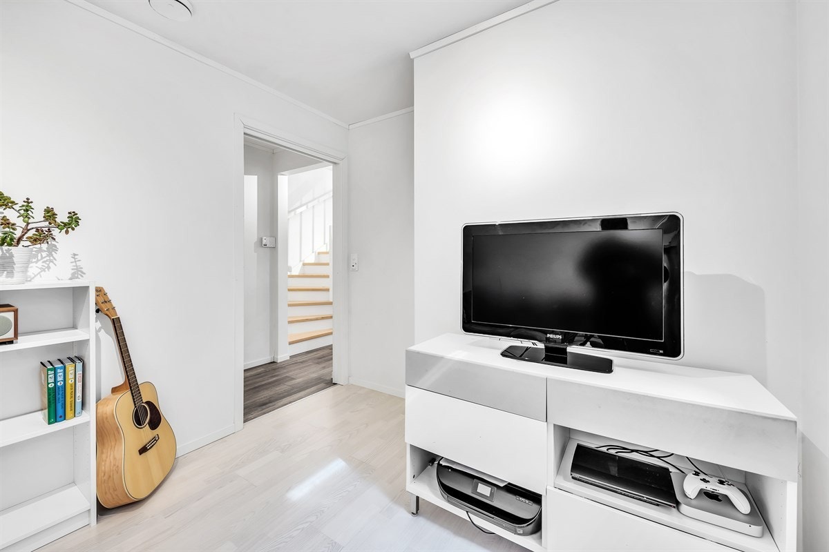 Rommet har god plass for sofa og gjør seg godt som ekstra tv-stue. Galleribilde