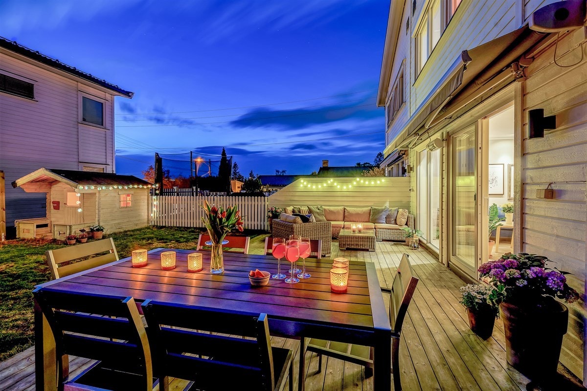 Hagen er inngjerdet og har en solrik markterrasse på hele 30 kvm med adkomst fra stue. Galleribilde