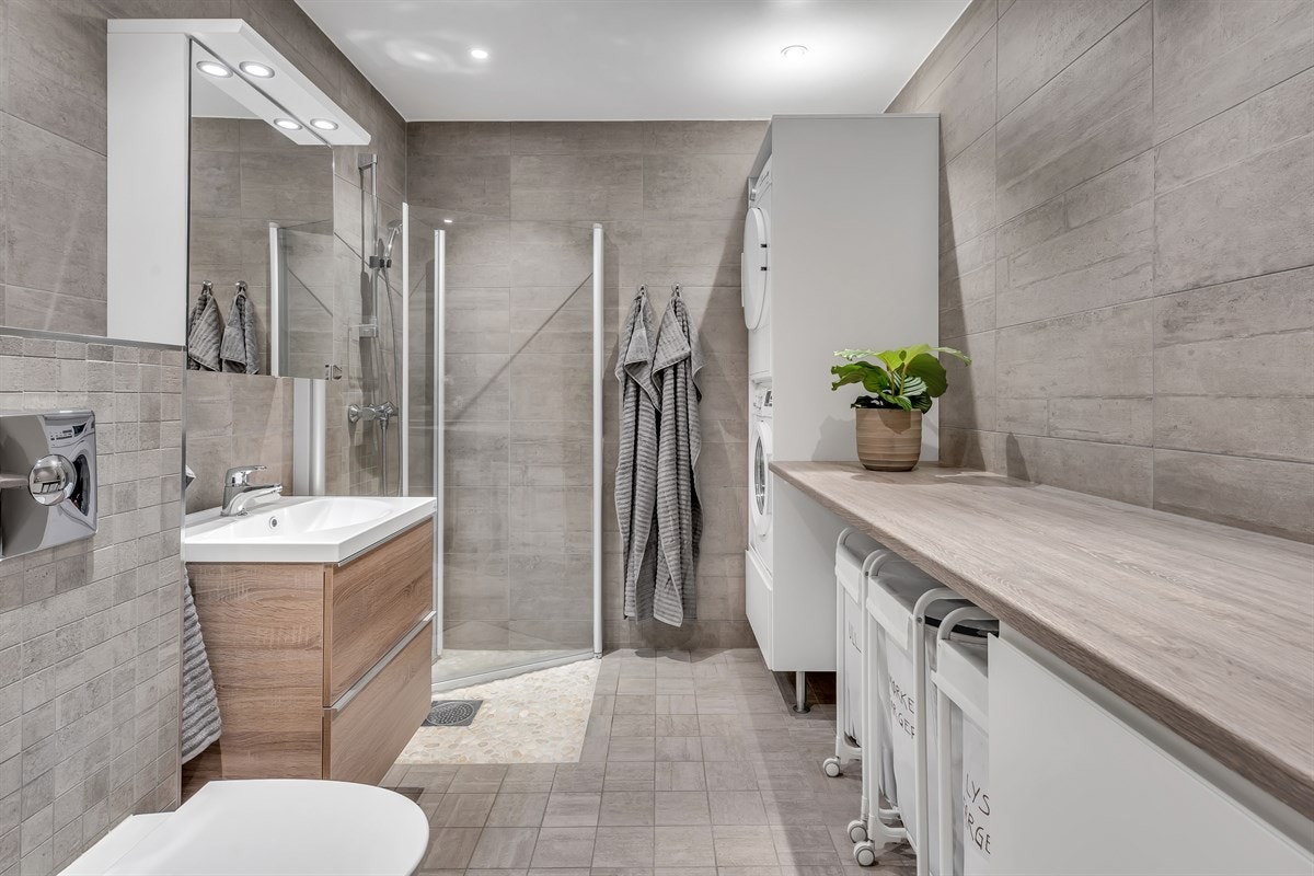 Badet i underetasjen har god størrelse og er kombinert med vaskerom. Galleribilde