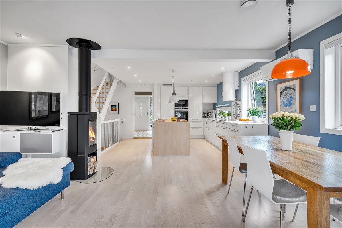 Det er store vinduer og trestavs parkettgulv av typen Ask Polar. Galleribilde