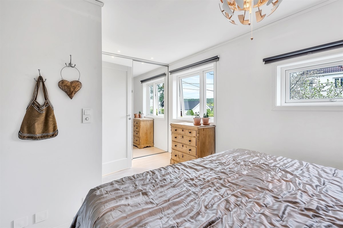 Boligen har tre romslige soverom som alle ligger i andre etasje. Galleribilde