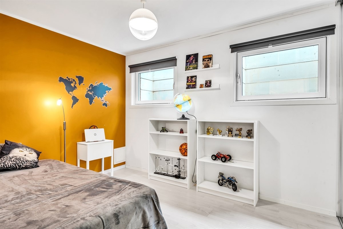 Kjelleretasjen består av: Entré, trappegang, bad/wc/vaskerom, kjellerstue, innredet rom, teknisk rom og bod. Galleribilde