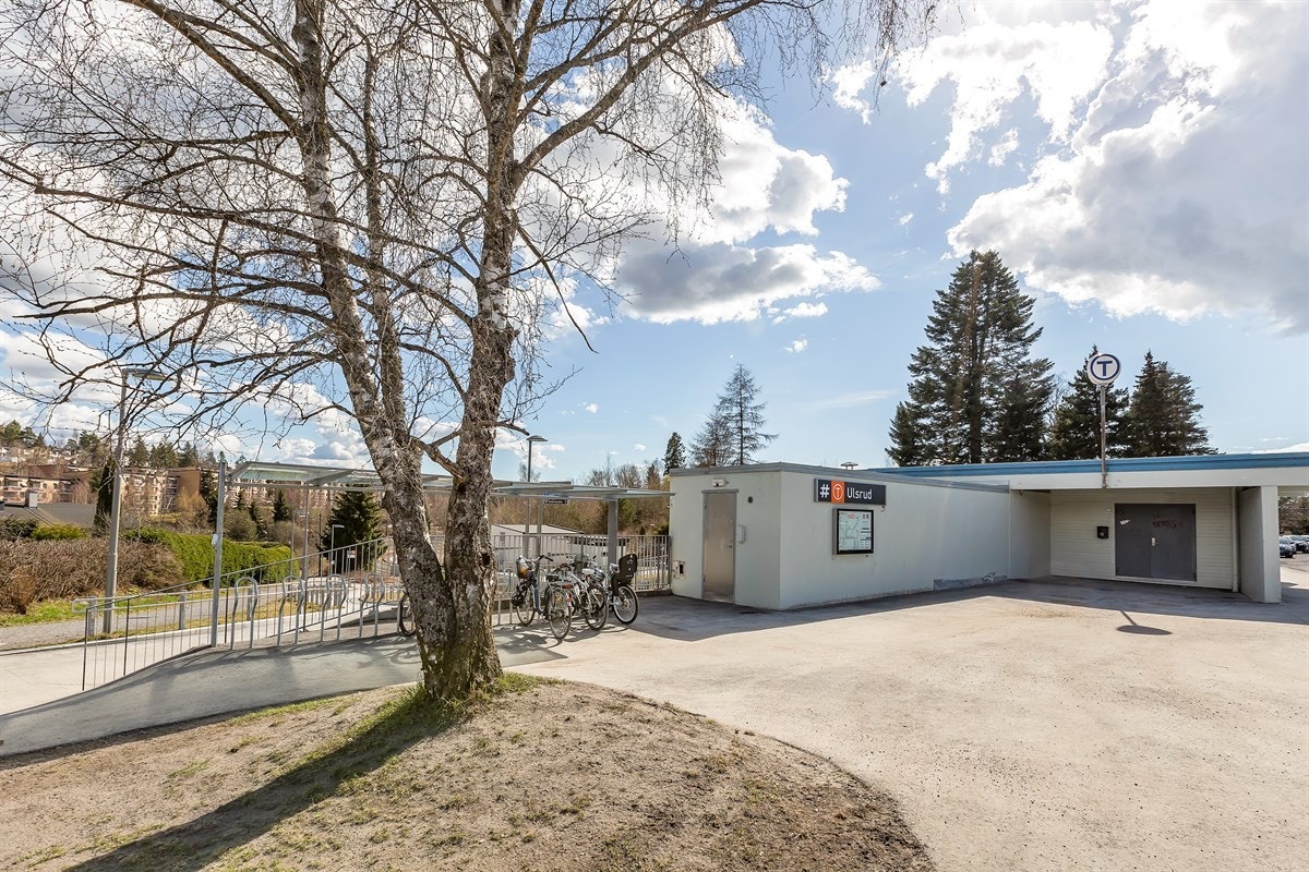 Området har god offentlig kommunikasjon via buss og T-bane, her ser vi Ulsrud t-bane. Galleribilde