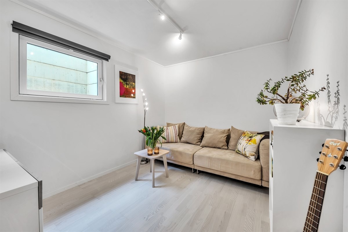 Hyggelig kjellerstue som byr på ekstra spillerom for familien. Galleribilde