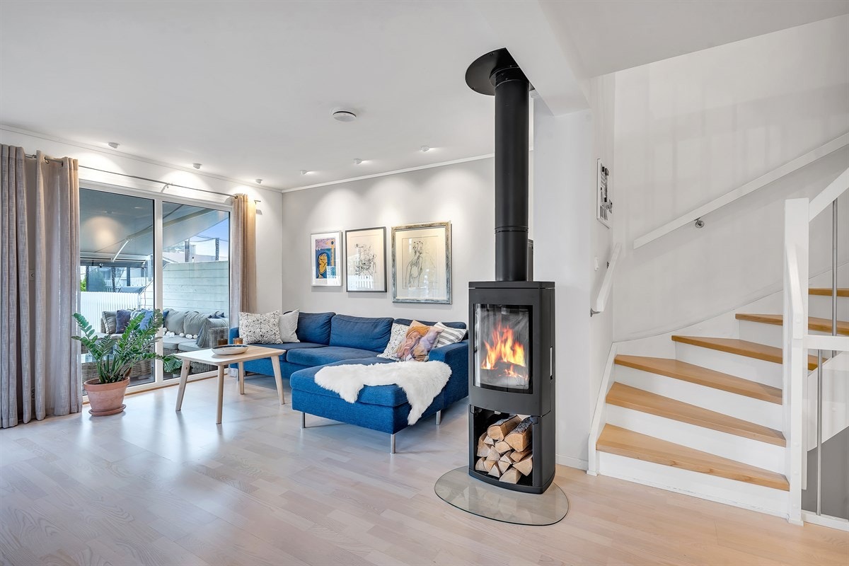 I stuen er det god plass for både sofagruppe og spisebord hvor hele familien kan samles. Galleribilde