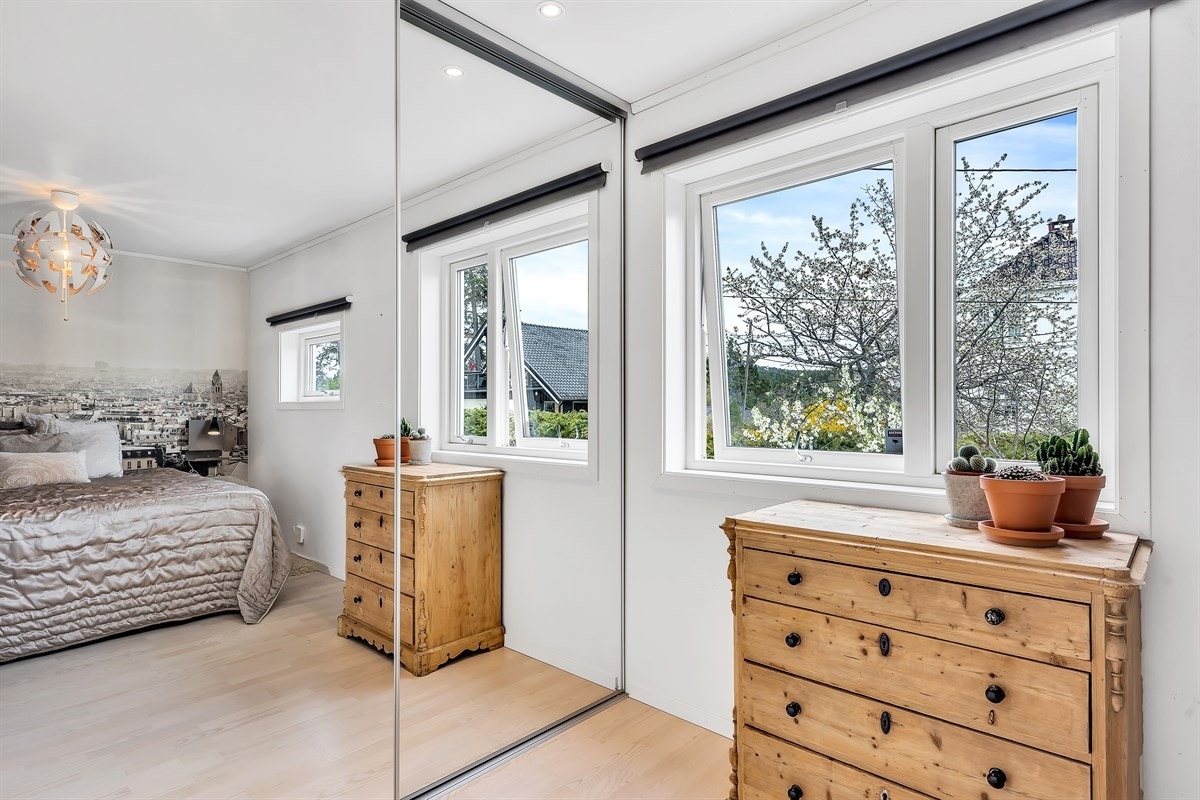 Hovedsoverommet er innredet med skyvedørsgarderobe og har ellers god plass for dobbeltseng. Galleribilde