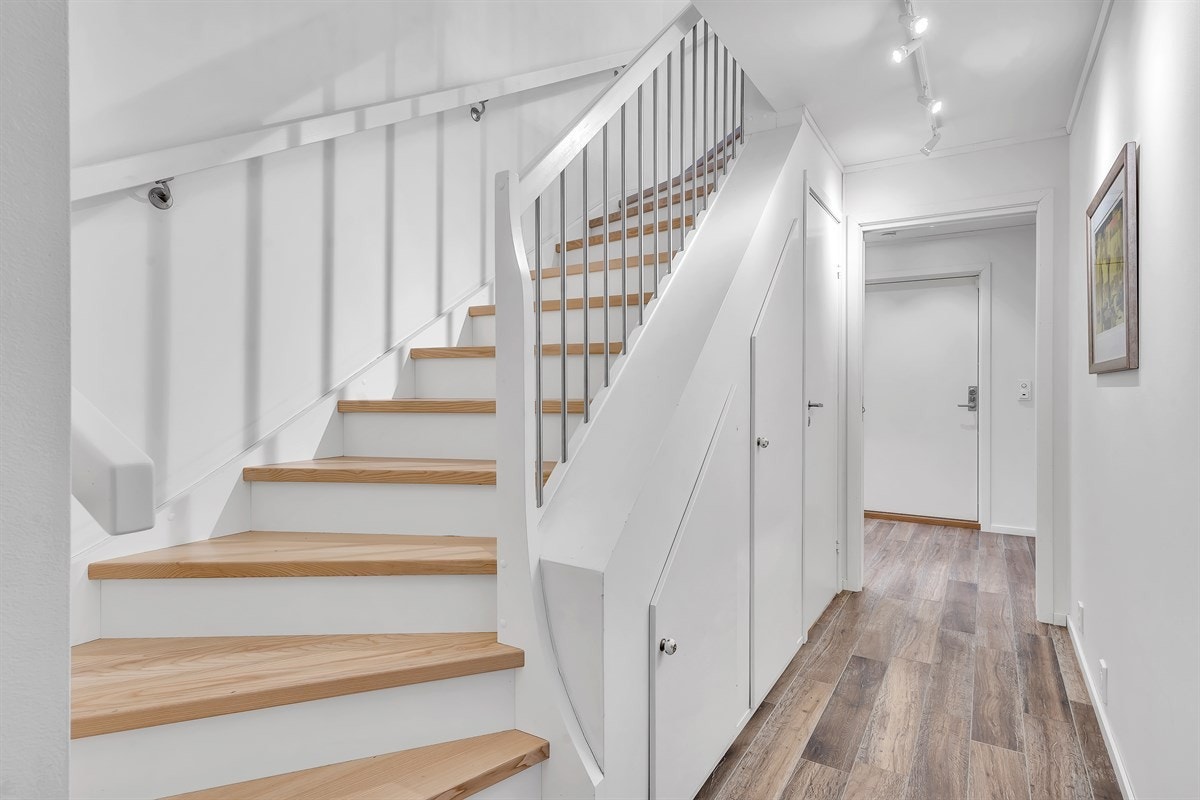 Vi går videre ned til kjelleretasjen som også har egen inngang i tillegg til adkomsten fra garasjen. Galleribilde