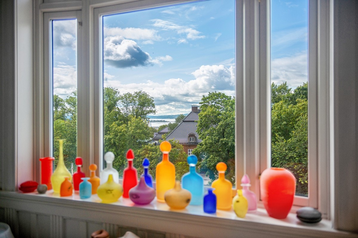 Detalj spisestuevinduet med fjordutsikt Galleribilde