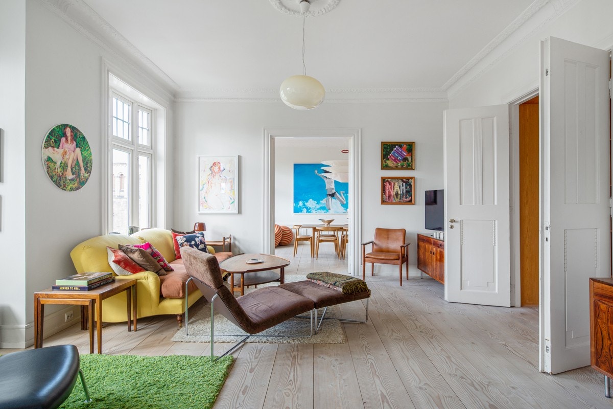 Fra midtstuen mot spisestuen, vakre fløydører Galleribilde