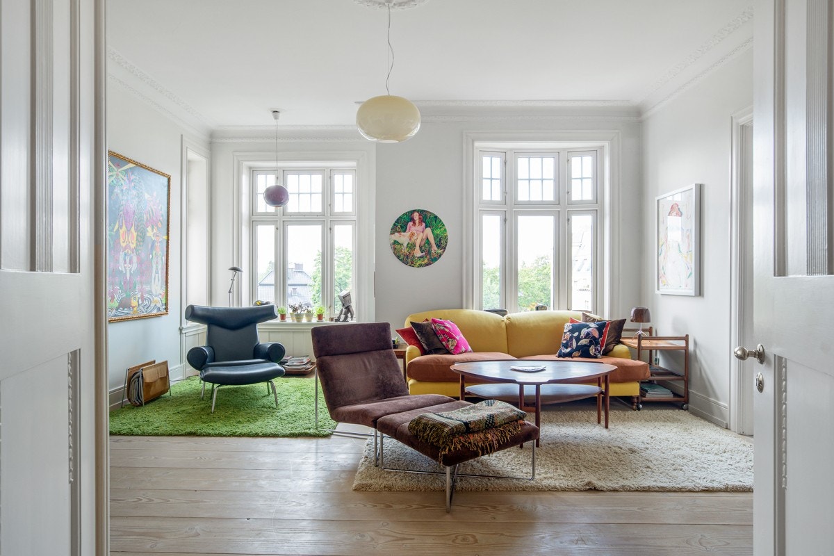 Detalj midtstuen, mange vinduer - lyst og tiltalende Galleribilde