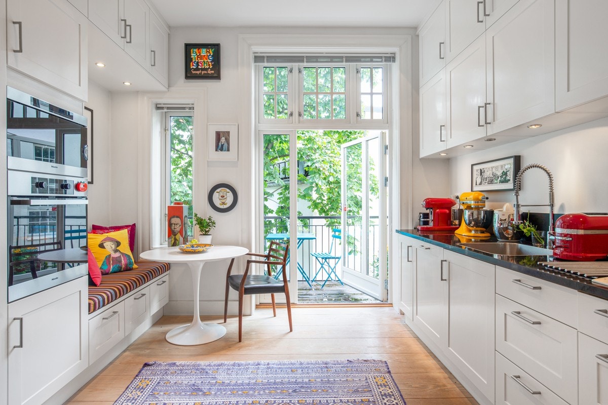 Flott, påkostet kjøkken med utg. balkong mot bakgård Galleribilde