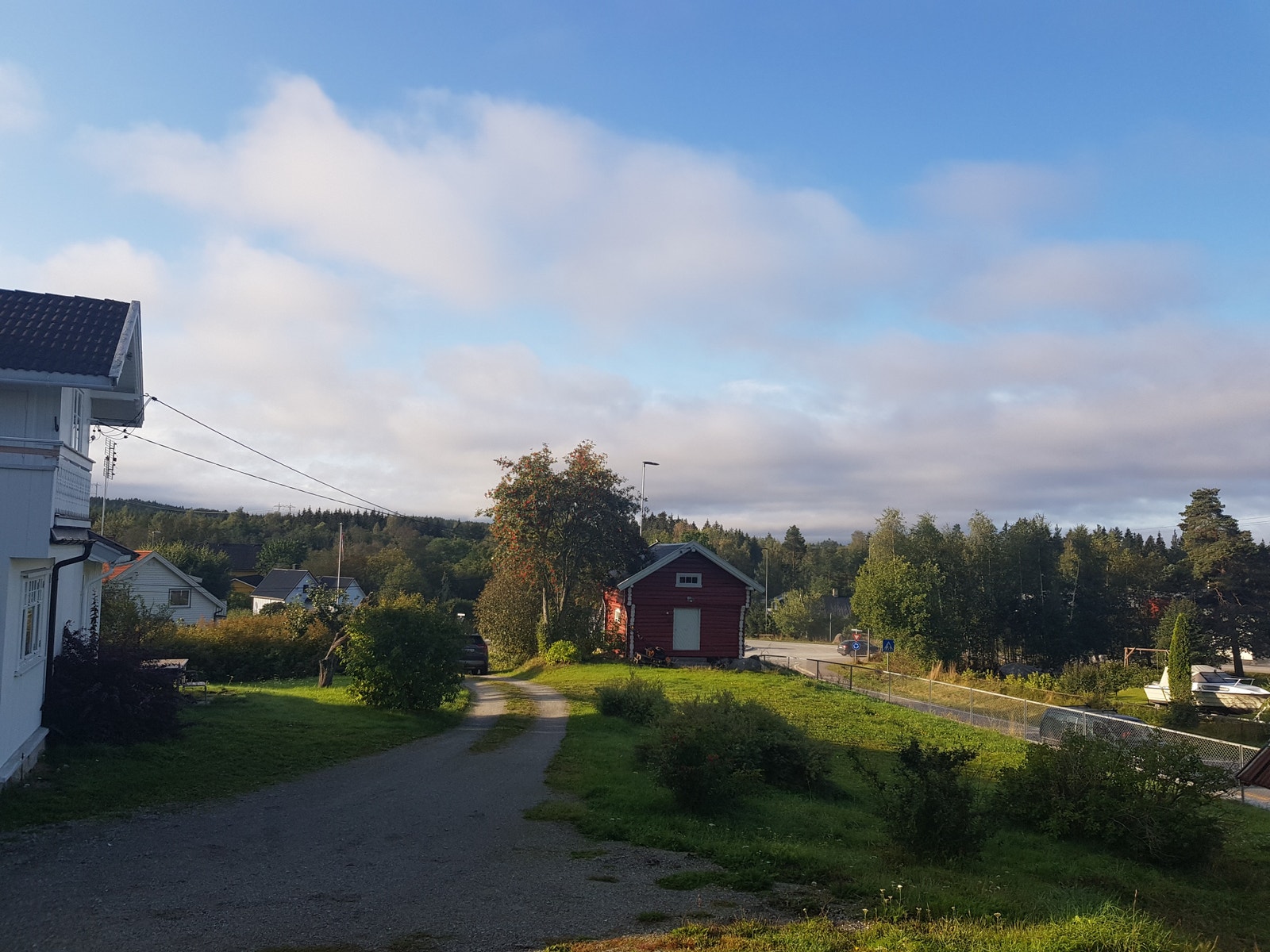 Innkjøring sett fra toppen av tomta Galleribilde