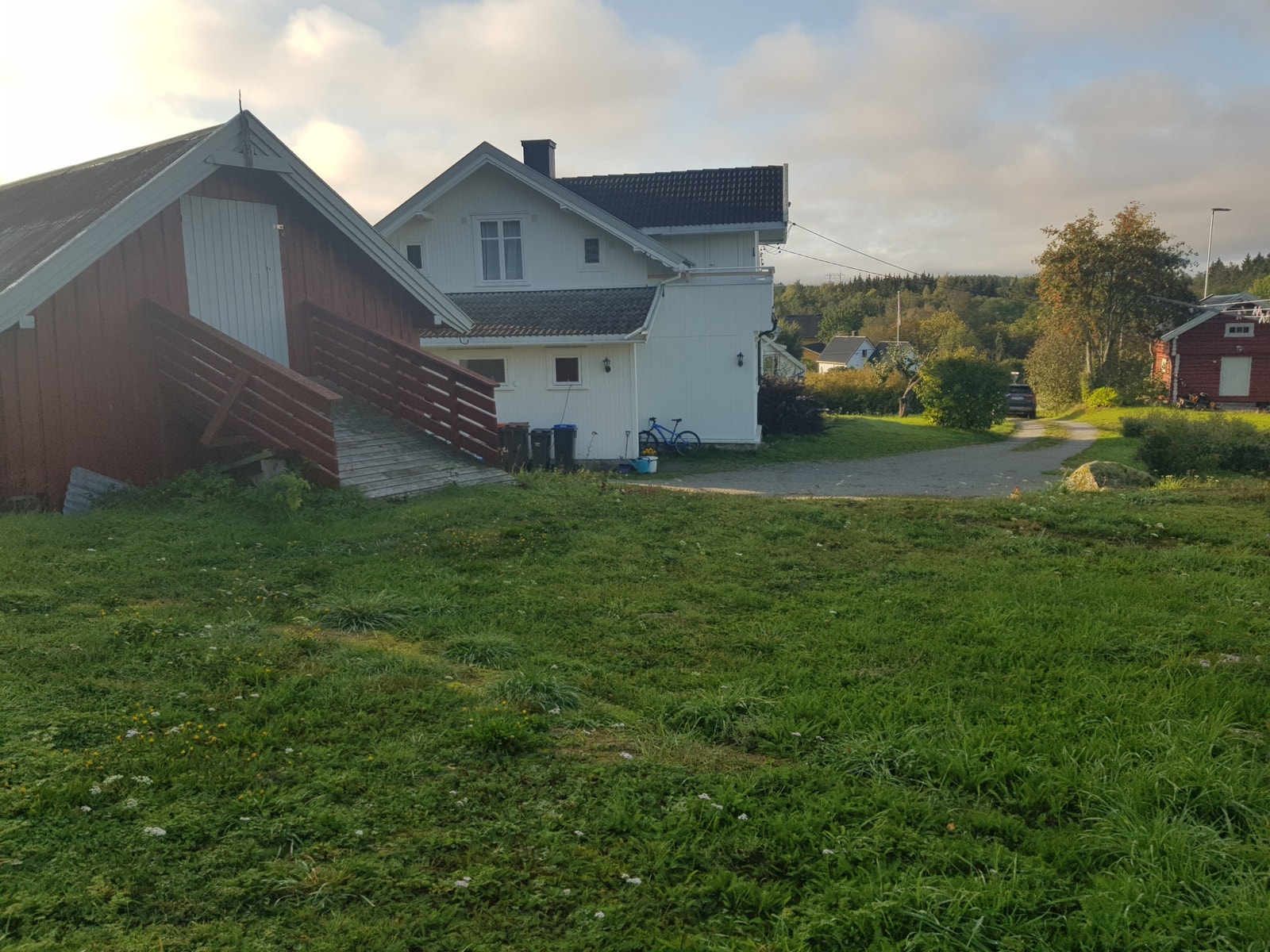 Inngangsparti, hus og låve. Romslig veranda over kjøkkenet. Utgang 2.etg. Galleribilde