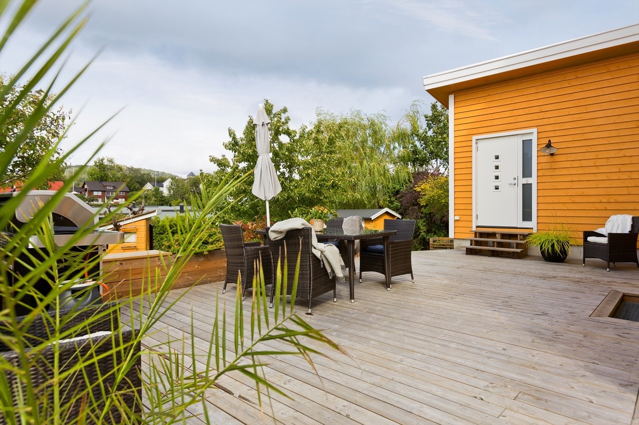 Stor sydvestvendt platting med flotte utsiktsforhold. Galleribilde