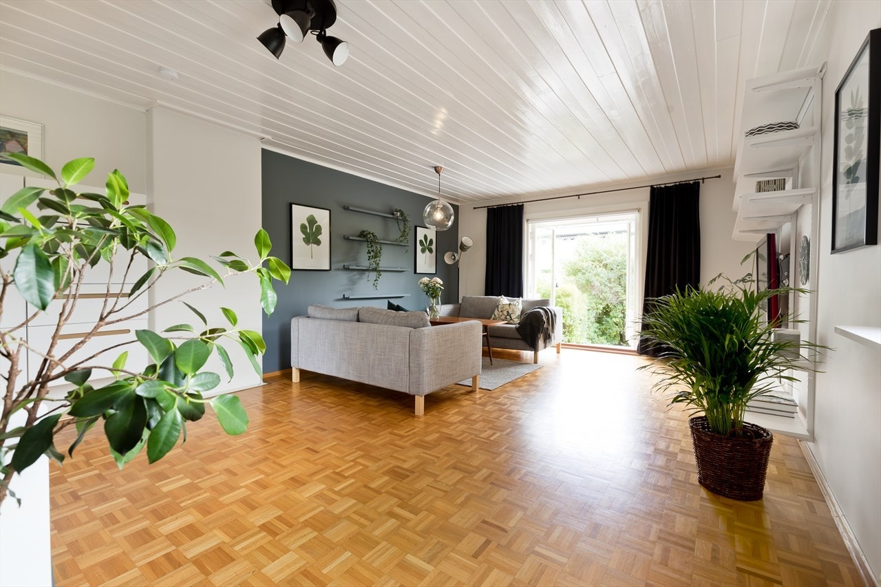 Meget romslig stue med god plass til ønsket innredning. Utgang gjennom doble fløydører til platting (69 kvm) og hage. Galleribilde