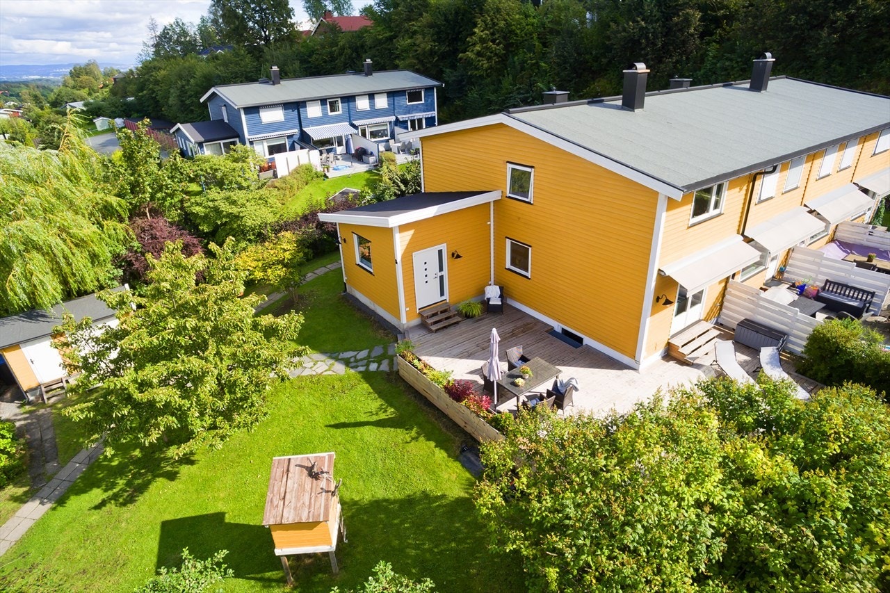 Velkommen til et moderne og innholdsrikt enderekkehus med stor (620 kvm) tomt, gode solforhold og flott utsikt! Galleribilde