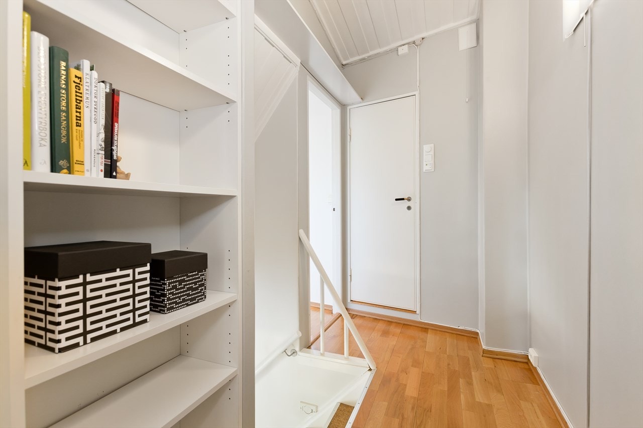 Mellomgang i 2 etasje med adkomst til 3 soverom og bad. Galleribilde