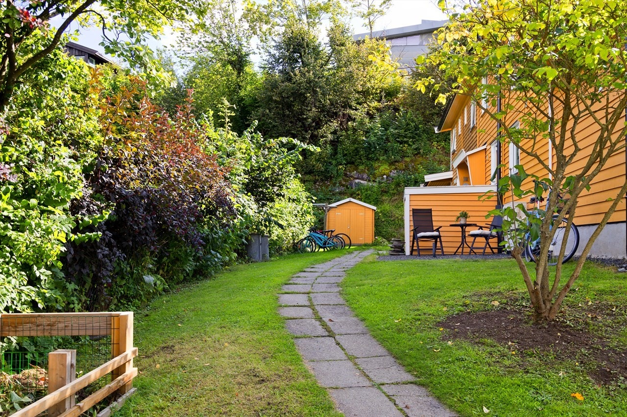 Stenbelagt adkomstvei til huset. Galleribilde