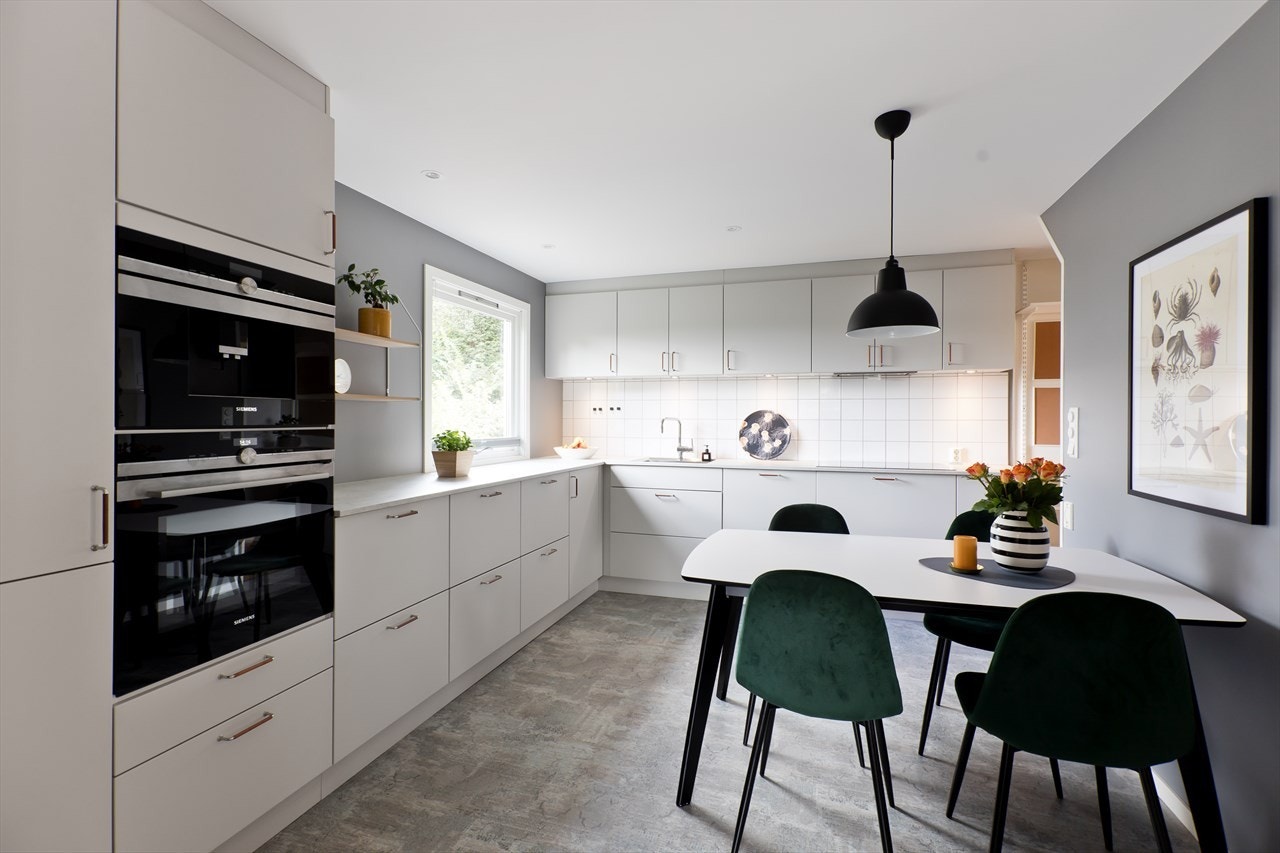 Nytt kjøkken fra 2018 med integrerte hvitevarer og meget godt med skap- og benkeplass. Galleribilde