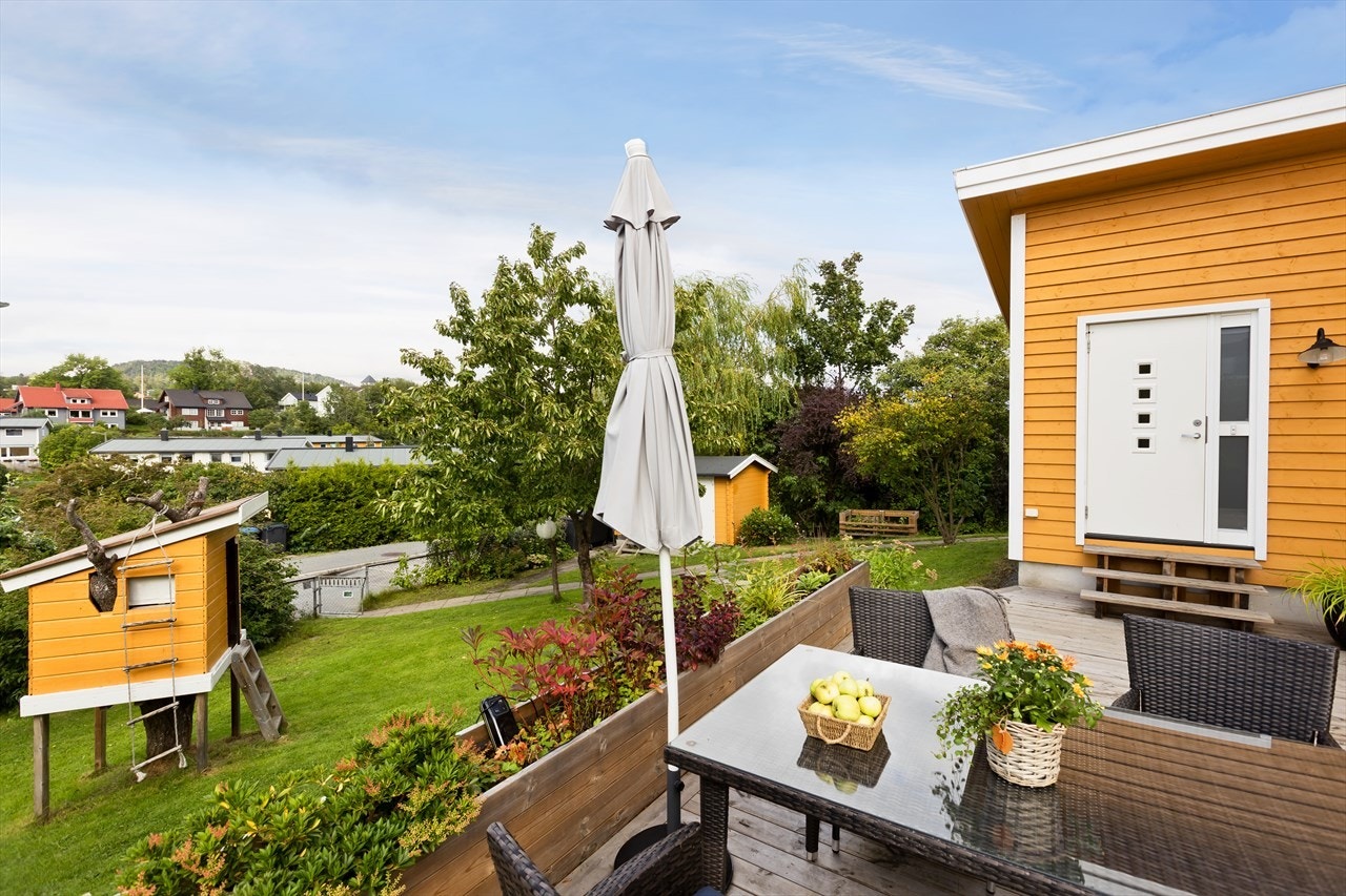 Koselig liten tregytte hvor barna kan leke. Galleribilde