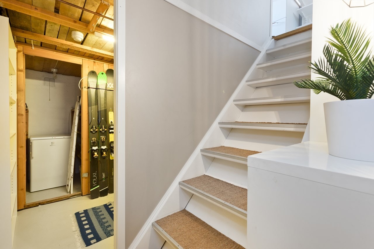 Trapp fra 1. etasje til kjeller. Galleribilde