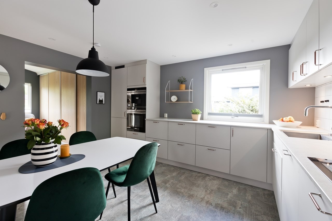 Integrerte hvitevarer fra Siemens som kaffemaskin, stekeovn/micro, kjøleskap, platetopp og oppvaskmaskin. Galleribilde