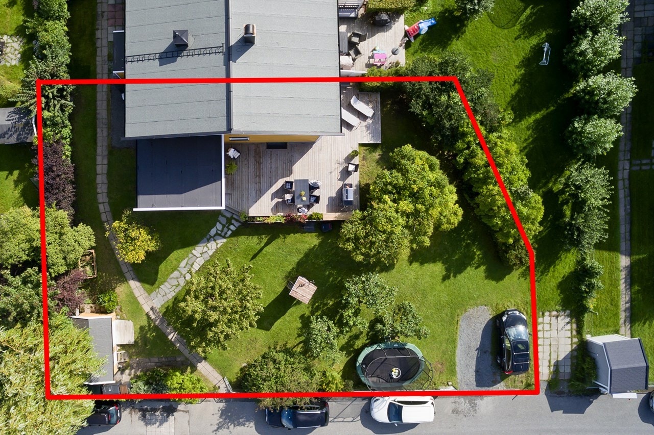 Stor tomt på hele 620m² med mye gressplen, busker, trær og stor platting på over 60m². Markering av tomt er kun en skisse. Galleribilde