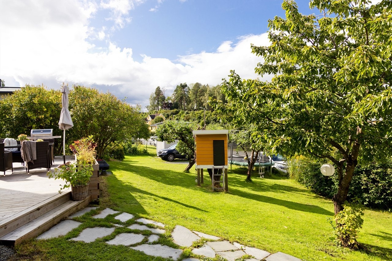 Tomten er ferdig rigget for robotgressklipper. Galleribilde