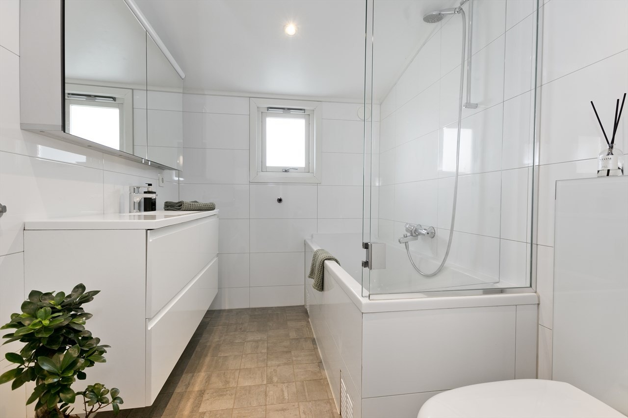 Stilrent og flislagt bad fra 2013/14 med varme i gulvet. Galleribilde