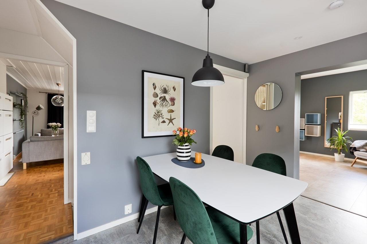 Sosial løsning med adkomst på 2 sider fra kjøkken inn mot stuen. Galleribilde