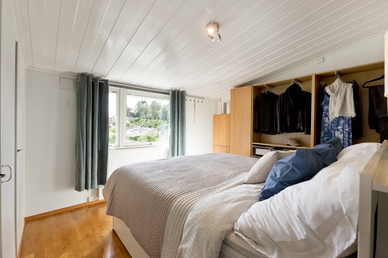 Stort og fint hovedsoverom med god plass til seng og nattbord. Store garderobeskap på begge sider av sengen. Galleribilde