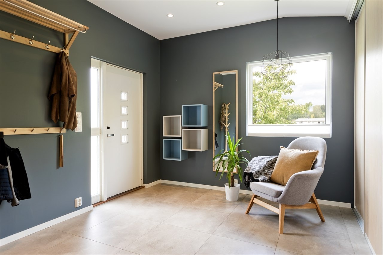 Lys og romslig entre bygget på i 2016 med fliser og gulvarme. Galleribilde