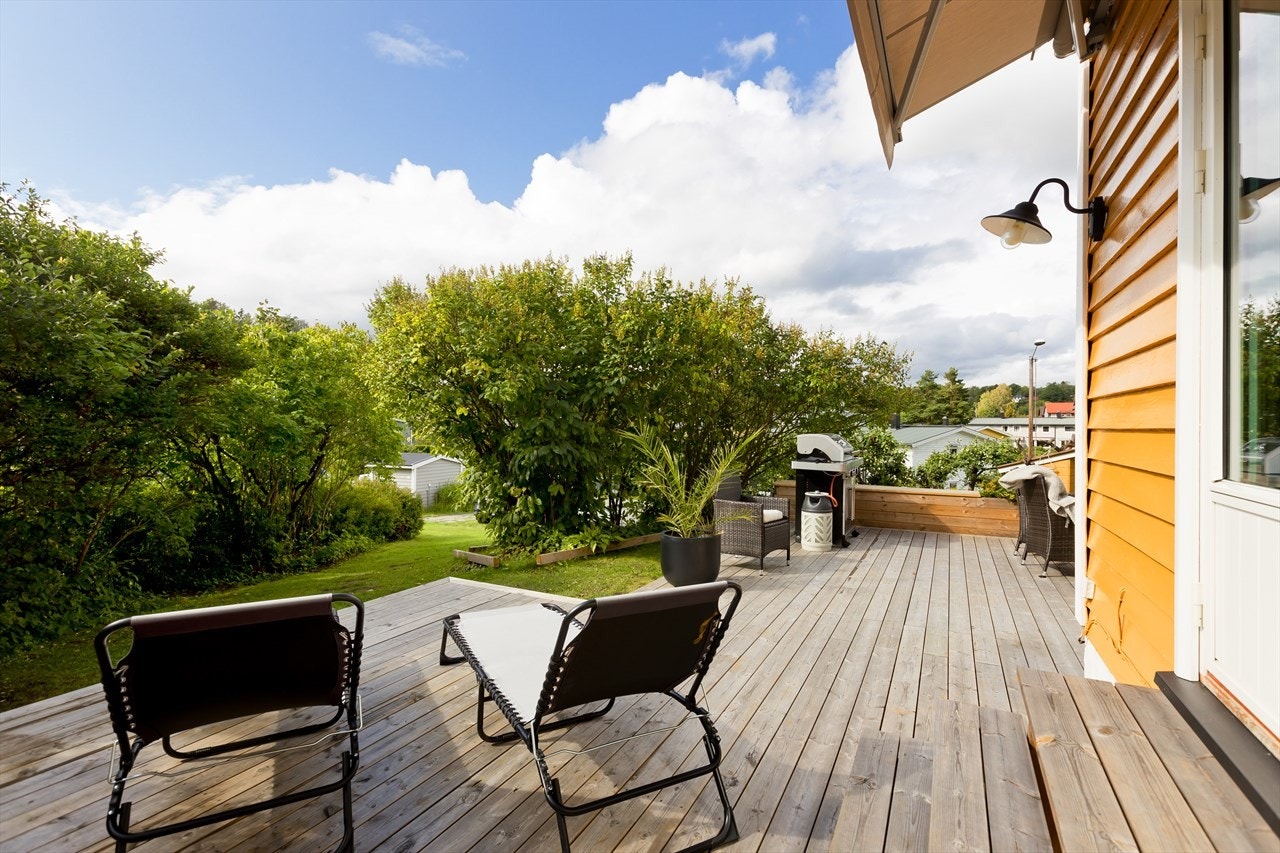 Over 60m² platting mot syd og vest med god plass til grill og ønsket møblement. Galleribilde