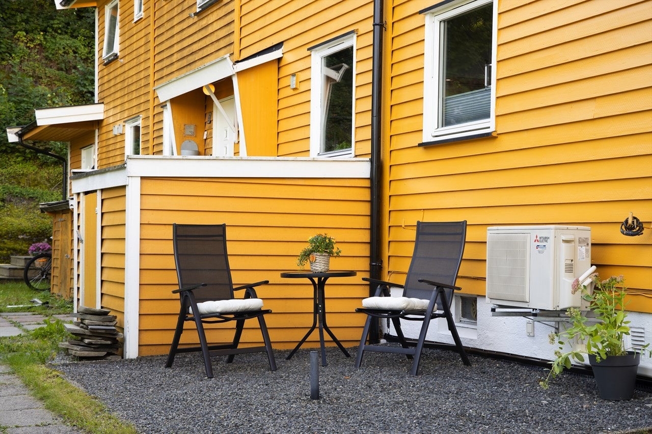 Uteplass på nordsiden av boligen. Galleribilde