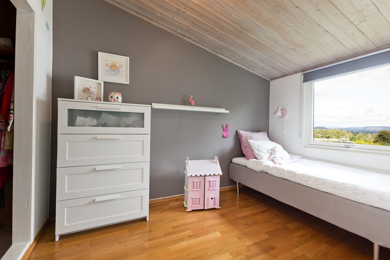 Soverom 2 er perfekt som barnerom/gjesterom med utsikt mot Oslo og god plass til innredning. Galleribilde