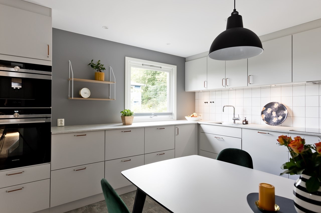 Vindu på kjøkken skaper en lys og trivelig atmosfære. Galleribilde