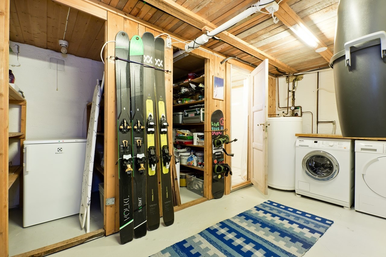 Godt med lagringsplass med 2 innvendige boder. Eget vaskerom med opplegg for vask/tørk og med benkeplate. Galleribilde