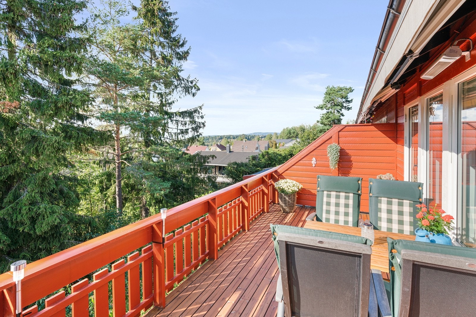 Vestvendt veranda på 15 kvm fra stuen uten innsyn Galleribilde