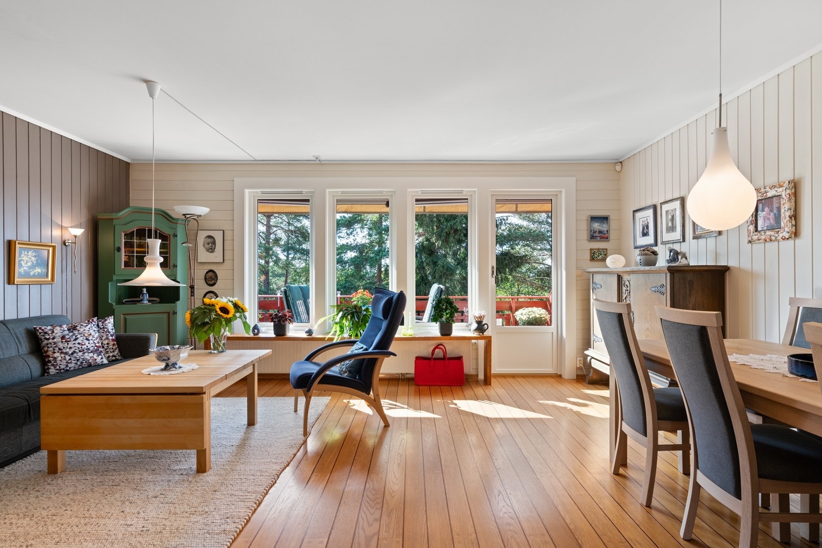 Stuen med store vindusflater mot vest Galleribilde