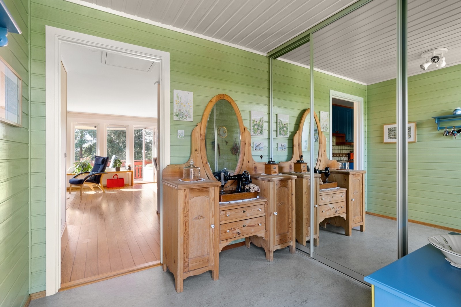 Entre med god oppbevaringsplass i skyvedørsgarderobe Galleribilde