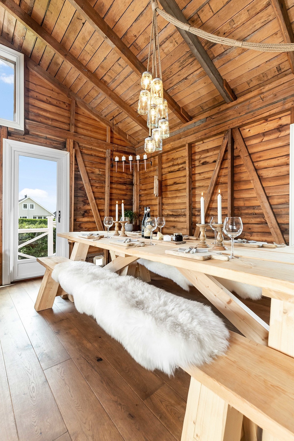 Stilige, åpne trekonstruksjoner og store vindusflater. Galleribilde